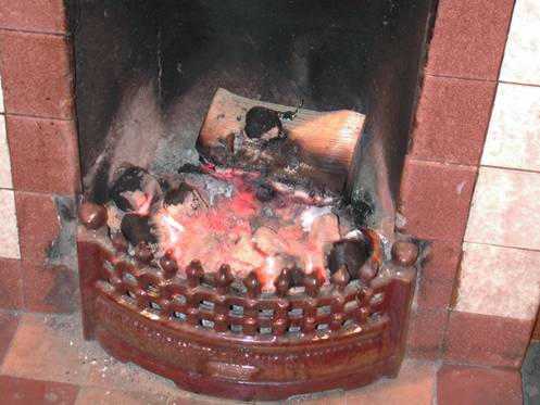 Maura Murray's fireplace.jpg 473.3K