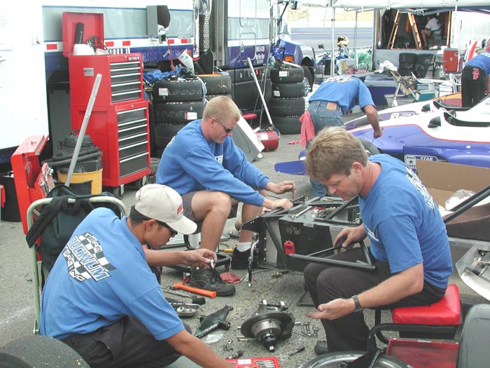Crew at work 2.jpg 99.9K